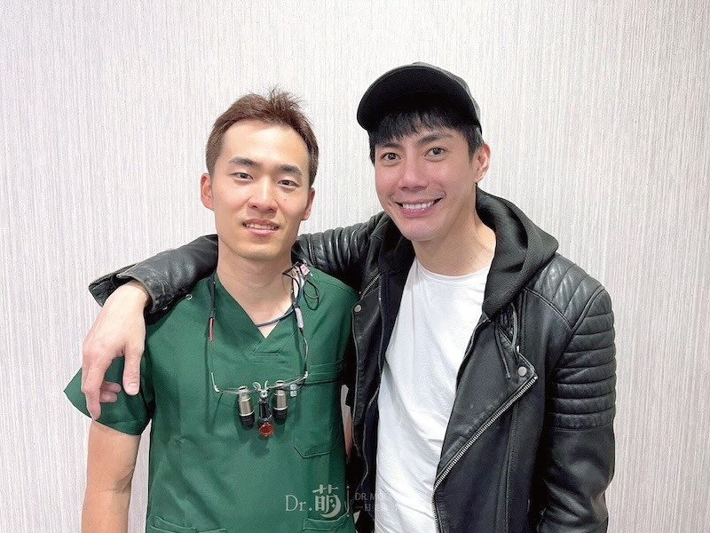 一日完成全瓷冠、陶瓷貼片療程後，王凱與李萌醫師開心合照