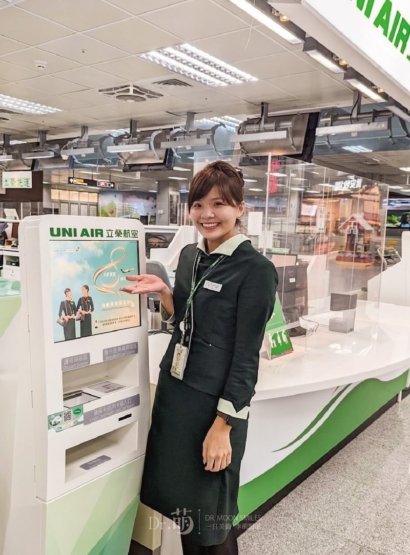 完成全瓷冠、陶瓷貼片療程，患者在地勤工作中露出自信漂亮笑容