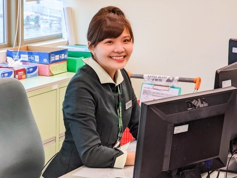 完成全瓷冠、陶瓷貼片療程，患者在工作中露出自信漂亮笑容